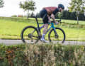 Avec le mauvais pantalon de vélo, le plaisir en selle est vite terminé. Combien peut coûter un bon pantalon de vélo et quels sont les points à prendre en compte lors du choix ? Nous vous éclairons !