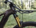 The front pannier rack is mounted on the steerer tube of the fork using two special spacers.