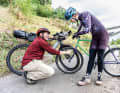 Zusammentreffen mit einem Offroad-Urahnen: Nicht nur bei den Bremsen spielen moderne Bikes in einer anderen Liga...