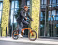 Es ist orange, es ist superflink, und es ist brandneu! Mit seinem ersten 20-Zöller hat Faltradplatzhirsch Brompton neue Ufer betreten.