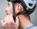 Damit der Fahrradhelm richtig schützen kann, muss er korrekt angepasst werden. Wie zeigen euch, wie das geht.