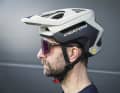 The helmet looks massive, but is also pulled down particularly far at the rear
