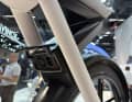 Das Ladegerät ist direkt im Bike integriert, nur noch das Kabel muss angeschlossen werden.