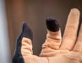 Daumen und Zeigefinger ermöglichen die Smartphone-Bedienung und geben soliden Grip an Brems- und Schalthebel.
