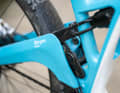 The voluminous rear swingarm is connected to the main frame via an additional rocker. The stiffness of the rear triangle is pleasantly low.