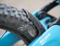 The small mudguard sits close to the tyre and is designed to protect the joints from dirt.