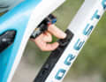 The storage compartment in the down tube closes with a Fidlock magnetic lock. However, the lid was not completely rattle-free when riding.