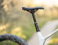 Due to the kink in the seat tube, the seatpost cannot be lowered completely. The telescopic seatpost has a stroke of only 150 millimetres.