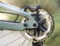 At 6999 euros, the Lapierre is the cheapest bike in the comparison. The equipment with Shimano XT gears and brakes is down-to-earth.