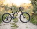 Die Eckdaten des Merida One-Sixty 8000: 15,6 kg / 170/170 mm Federweg / 29"/27,5" / 7899 Euro / Carbon