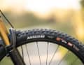 Die Bereifung fällt mit Maxxgrip am Vorderrad und Maxxterra hinten standesgemäß aus.