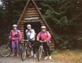Stilsicher auf dem Rennsteig 1993! Nicht nur bei den Klamotten wurde experimentiert. Vielleicht war biken damals etwas unverkrampfter?