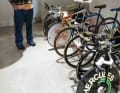 Nous nous trouvons au sous-sol. Quand on lui demande s'il roule aussi sur ces vélos, Roman lève un sourcil : "Bien sûr que non". Ce sont des pièces de collection et la plupart du temps, ils ne sont même pas dans la taille de son cadre.