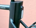 Practical: The battery of the Cowboy Cruiser with a capacity of 360 watt hours is located on the seat tube and can be removed for charging with a key