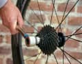 Today, derailleur gears rely on so-called "cassettes": The sprockets are not pushed onto the hub individually, but as a block or as a block with several individual sprockets. For example, you can remove the smallest sprocket and add a large one on the hub side to make it more suitable for mountain biking. The cassette or its end ring is loosened with a socket spanner, as a nut for a ratchet they are much cheaper.