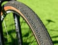 The 50 mm tyres on the Bombtrack provide comfort and control above all, and thanks to the dense tread in the centre, rolling resistance is just fine.