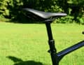 Makes gravel bikes even more versatile: a retractable dropper post, which is unlocked or locked using the unused left-hand shifter.