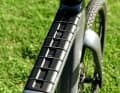The "snack bar" on the top tube is even more practical than various small bags. Rubber bands hold bars better than hard tools. Top idea!