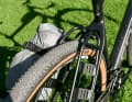 Das steife Adventure Rack gibt’s für rund 40 Euro als Zubehör, es nutzt die Gepäckträgeraufnahmen für zwei smart vertäute Drybags. Top!