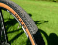 A "semi bald head" gives the Focus excellent traction and grip in bends, while the fine tread in the centre rolls very well on straights.