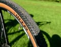 A "semi bald head" gives the Focus excellent traction and grip in bends, while the fine tread in the centre rolls very well on straights.