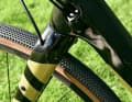 The angular spars of the carbon frame in matt black/gold look elegant, the cables unfortunately rattle in the down tube from time to time.