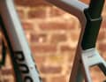 Comfort opening: The black cover gives the seatpost a hand's width more room to bend slightly backwards.