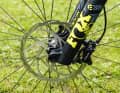 Safety First: Mit der 220er Scheibe am Vorderrad brennt in steilen, langen Abfahrten nichts an. Die Formula Cura am Foto-Bike war noch nicht original. In Serie verzögert eine Shimano XT.