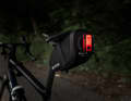 Avec un volume de 0,8 litre, la poche UFO offre de la place pour la chambre à air, les outils ou les essentiels.