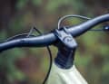 The cables run through the headset into the frame, just like on a carbon bike. The cockpit without display looks tidy