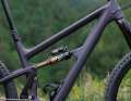 Aber auch alle anderen Fahrertypen bekommen dank größenspezifischer Sitzwinkel, unterschiedlicher Hinterbau-Kinematiken und Kettenstrebenlängen ein Trailbike, das die Proportionen von Mensch und Bike sehr gut in Einklang bringen sollte. Obendrein baut das Tretlager an beiden Modellen mit zunehmender Rahmengröße höher.