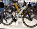 Zorq heißt das E-Hardtail von Raymon. Mit Avinox M2 geht’s bei 3799 Euro los. Da fällt es fast schwer, nicht zum vollgefederten Durok für 3999 Euro zu greifen.