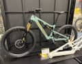 Das Nukeproof Kilowatt Carbon soll in die Lücke zwischen All Mountain und Enduro stoßen. Dafür gibt’s 160/150 mm Federweg. Das Factory-Modell im Bild kostet 8999 Euro.