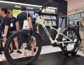 Das Amflow TL Carbon kommt für unschlagbare 3499 Euro und schlägt die Brücke zwischen E-MTB und Trekking-Bike.