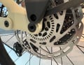 Weiterer Teil der Integration: TRP bzw. Mutterfirma Tektro bieten jetzt auch Bremsscheiben mit integriertem Tonewheel für die Avinox-Antriebe an.