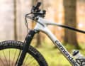 Mit langem Gabel-Offset kompensiert die Lefty Ocho Carbon die flache Front am Cannondale Scalpel HT.  