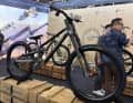 Stabelead zeigt einen krassen Downhill-Prototypen mit allerlei Eigenentwicklungen. Zu Kaufen gibt es die Produkte noch nicht.