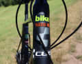 Vorne auf dem Steuerrohr ist das BIKE-Logo aufgeklebt.