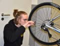 Steffen Hanel knows his way around Shimano products thanks to his training company Paul Lange. Here he has to fit and adjust a 12-speed Di2 gear system.