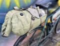 Fusée à cul ou canon à cul ? Plutôt le deuxième, à mon avis. Les sacs de Fjällräven Specialized ne sont plus disponibles en l'état sur leur site web...