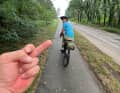 Que se passe-t-il ? On ne peut jamais exclure les conflits pendant un voyage. Il faut toutefois, dès le choix de son compagnon de voyage, se demander si vous êtes bien assortis. Le type qui montre du doigt et celui sur le vélo ne semblent pas l'être – du moins pas dans cette situation.