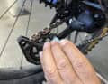 Dirt should also be removed from the derailleur pulley. A flat-blade screwdriver, for example, can help here. Hold it there, then turn the crank.