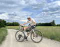 Prépare-toi pour la photo ! Pilote avec le Diverge. Les pédales plates sur un vélo de gravel, ce n'est pas un crime !