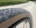 Première impression : les pneus Tracer TLR All Terrain offrent une bonne tenue de route.