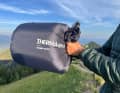 Der mitgelieferte Packsack besitzt ganz schön Volumen und macht die Matte so schnell voll.