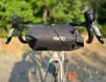 Die Handlebar Pack WP 5 mit BOA-Verschluss im Einsatz. Gut zu erkennen: Der seitliche Rollverschluss. Leider wirds im Untergriff ganz schön eng.