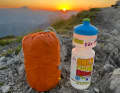 Kleiner als eine 0,5 Trinkflasche, nur etwas dicker. Checkt den Sonnenaufgang im Hintergrund.
