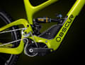 The rear suspension is also anything but ordinary. ‘Mid-high pivot’, as the French call it. The one-piece rear triangle is also connected to the main frame via two rocker arms.