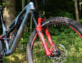 The solid equipment of the Merida All Mountain Fullys includes a fiery red Marzocchi Bomber Z1 suspension fork with 150 millimetres of travel.