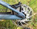 Large brake discs with centre lock mounts and Shimano SLX four-piston brakes promise sufficient deceleration on the descent at all times.